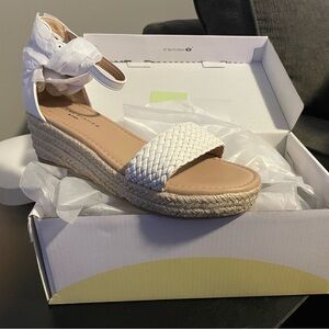 New in Box Marc Fisher Kids White Marren Web Wedges